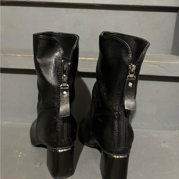 Women’s size 6.5 heel boot. - Picture 2 of 3